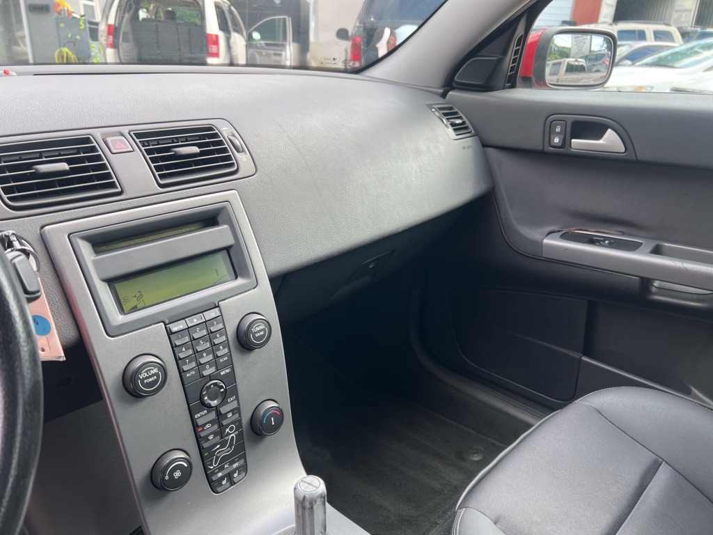 Photo 13 of this VOLVO S40