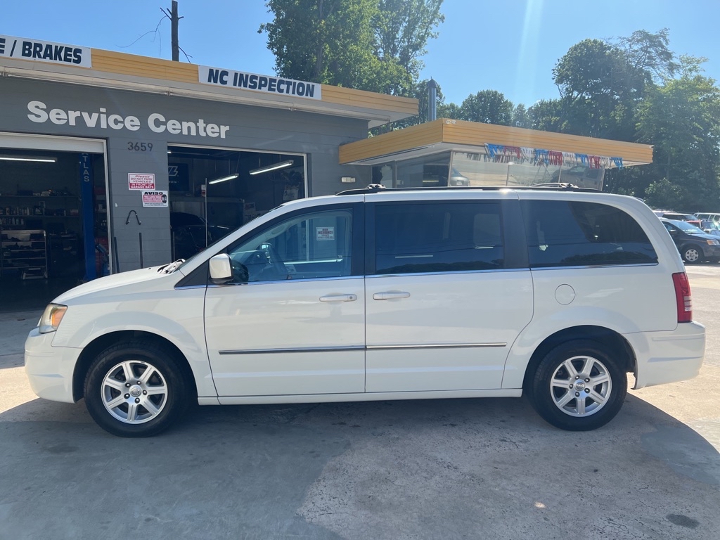 Photo 2 of this CHRYSLER TOWN & COUNTRY