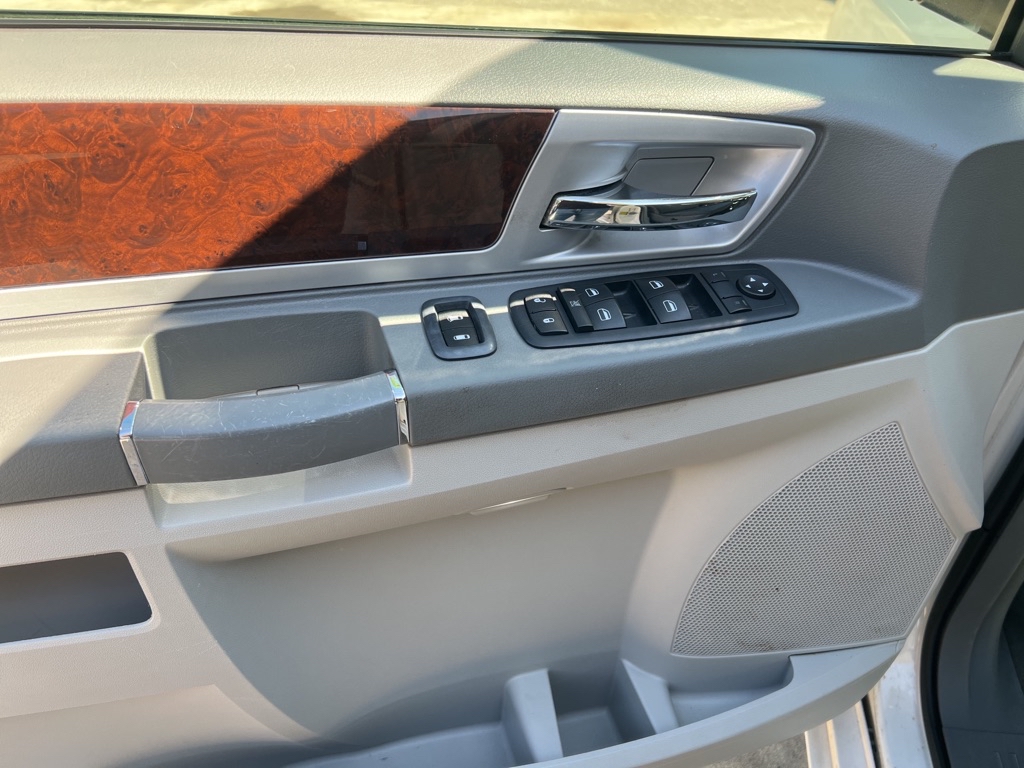 Photo 12 of this CHRYSLER TOWN & COUNTRY