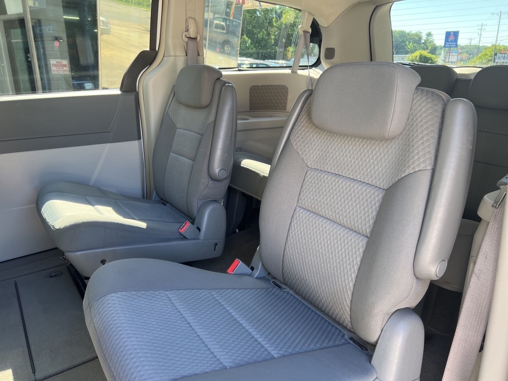 Photo 17 of this CHRYSLER TOWN & COUNTRY