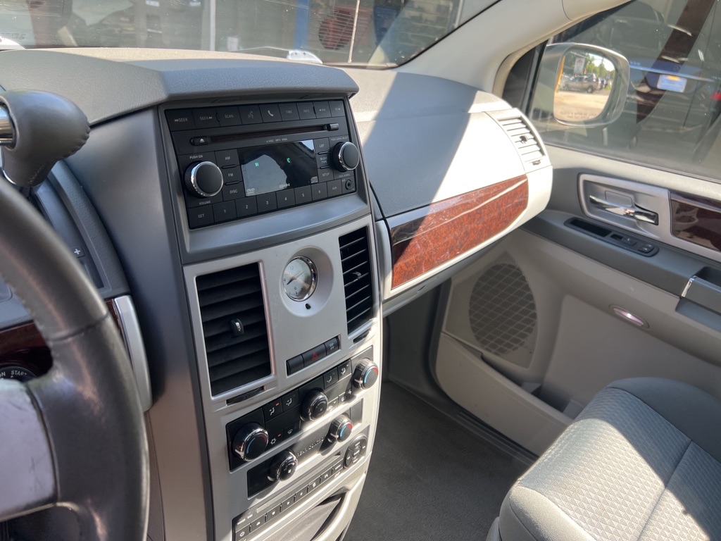 Photo 16 of this CHRYSLER TOWN & COUNTRY