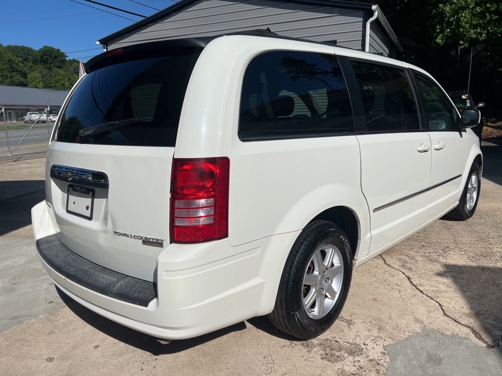 Photo 6 of this CHRYSLER TOWN & COUNTRY