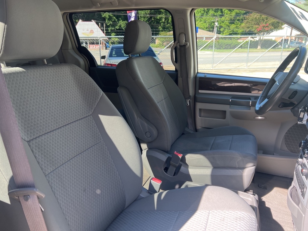 Photo 21 of this CHRYSLER TOWN & COUNTRY