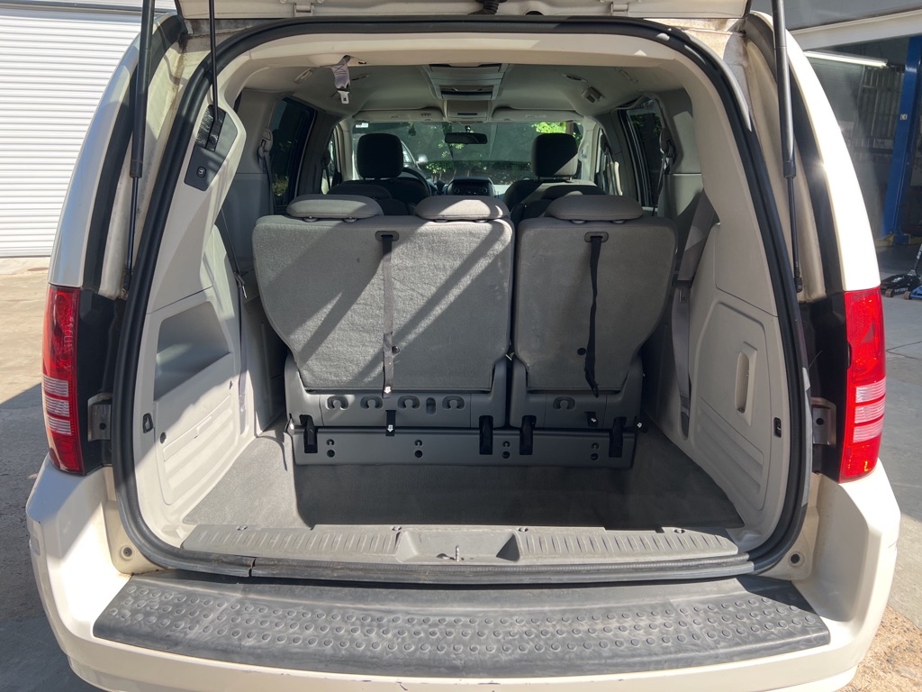 Photo 8 of this CHRYSLER TOWN & COUNTRY