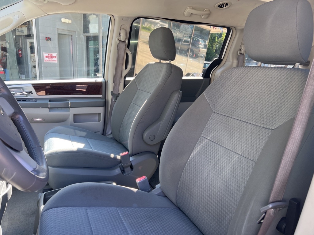 Photo 15 of this CHRYSLER TOWN & COUNTRY
