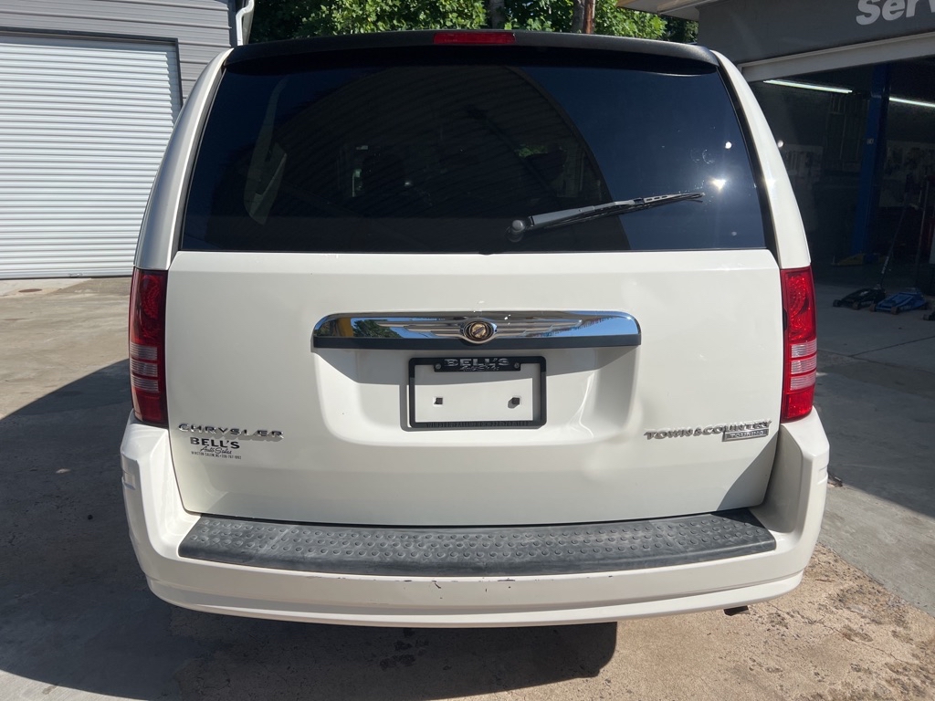 Photo 7 of this CHRYSLER TOWN & COUNTRY