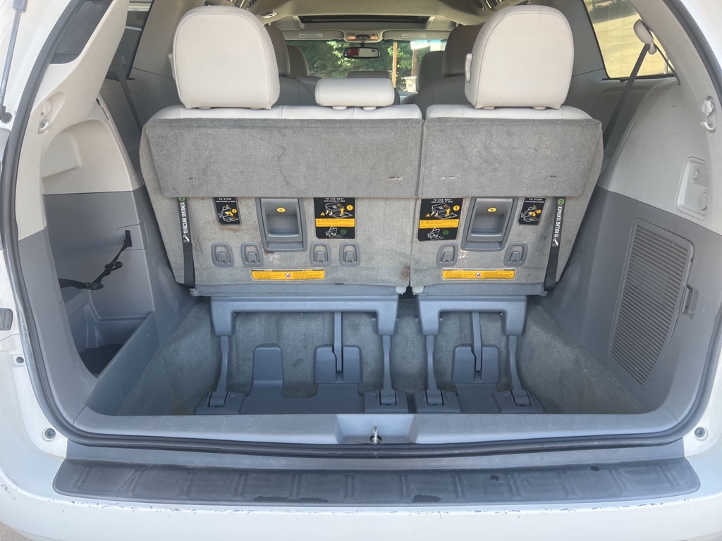 Photo 19 of this TOYOTA SIENNA