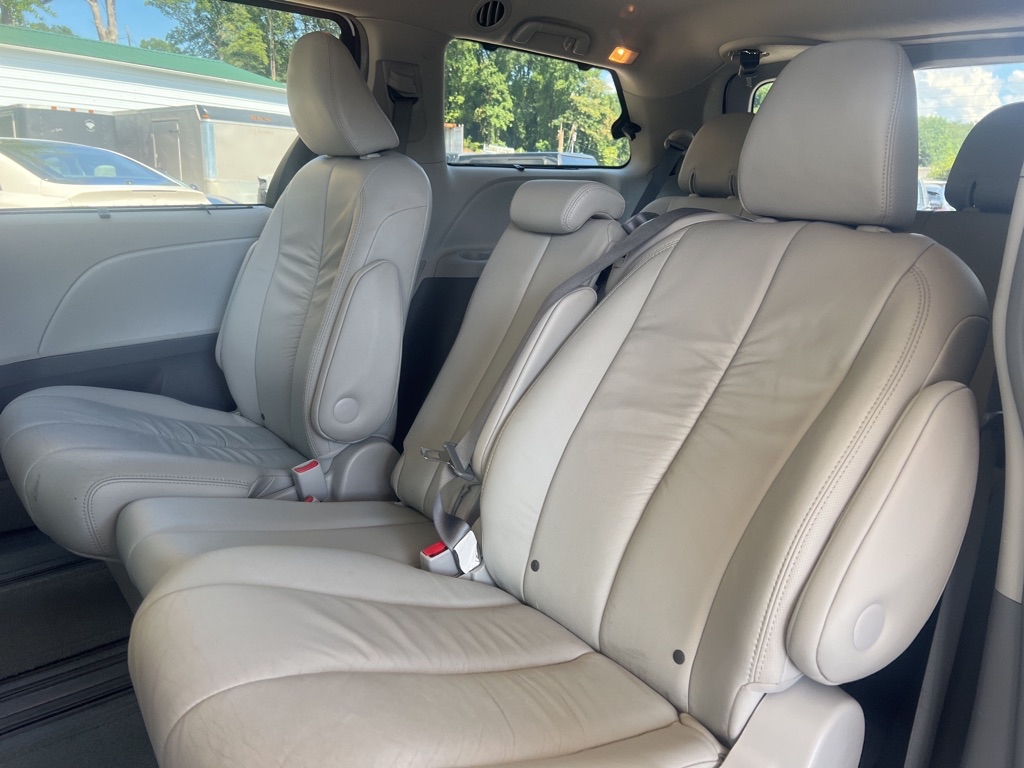 Photo 16 of this TOYOTA SIENNA