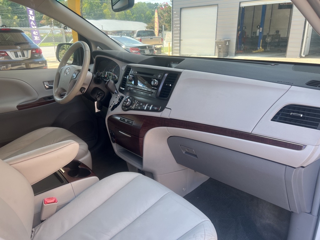 Photo 20 of this TOYOTA SIENNA