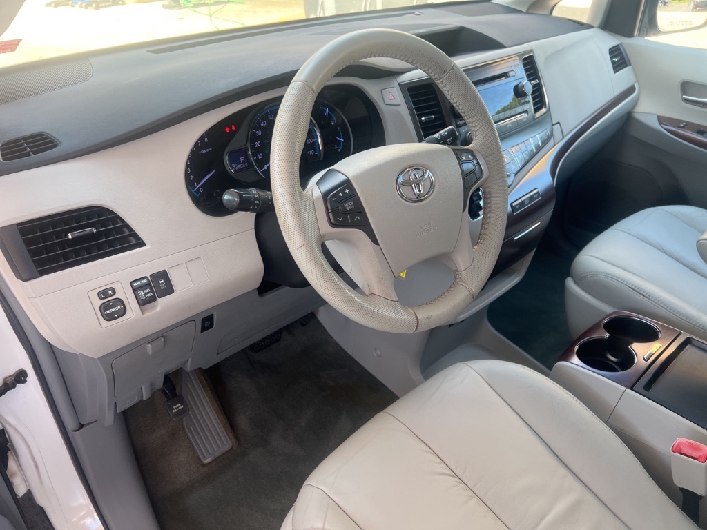 Photo 12 of this TOYOTA SIENNA