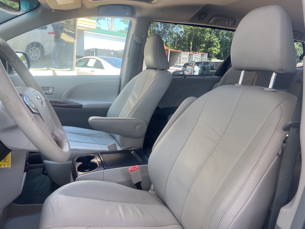 Photo 13 of this TOYOTA SIENNA