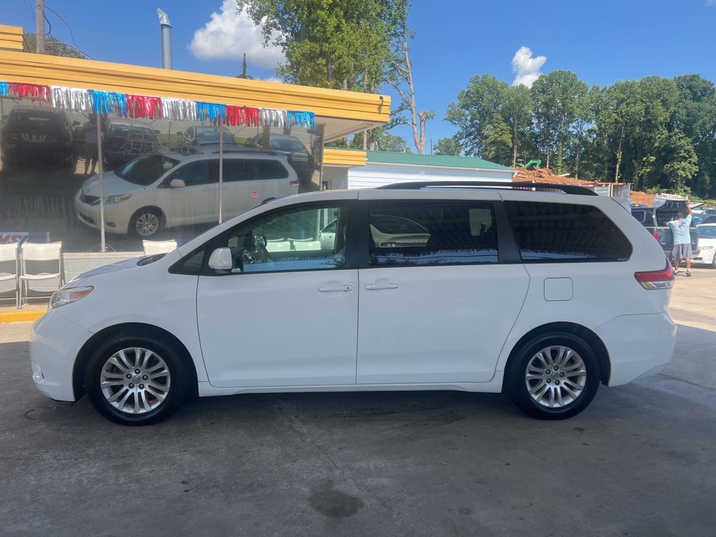 Photo 2 of this TOYOTA SIENNA