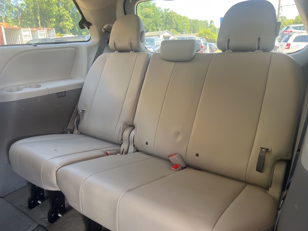 Photo 18 of this TOYOTA SIENNA