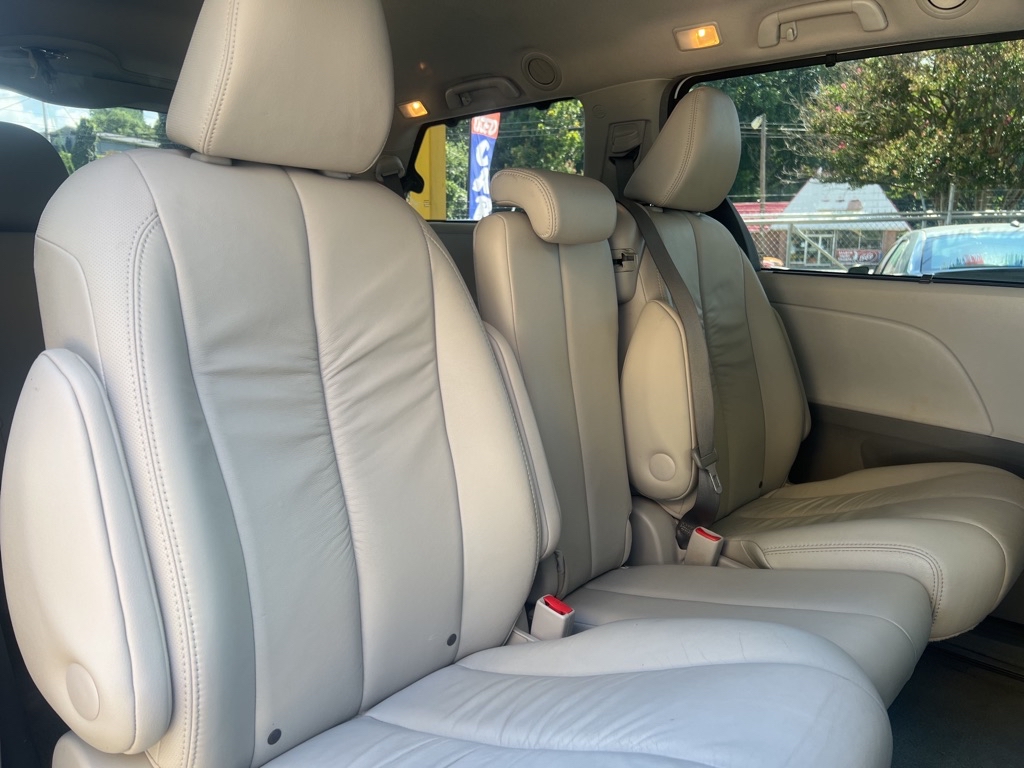 Photo 22 of this TOYOTA SIENNA
