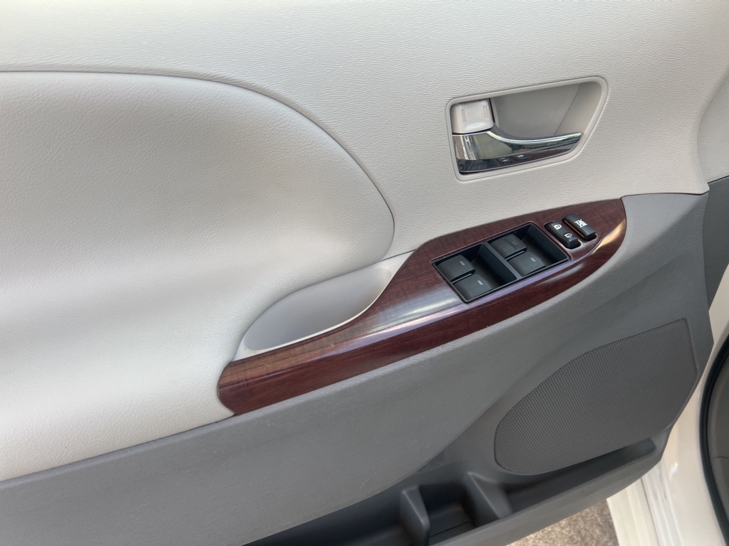 Photo 10 of this TOYOTA SIENNA
