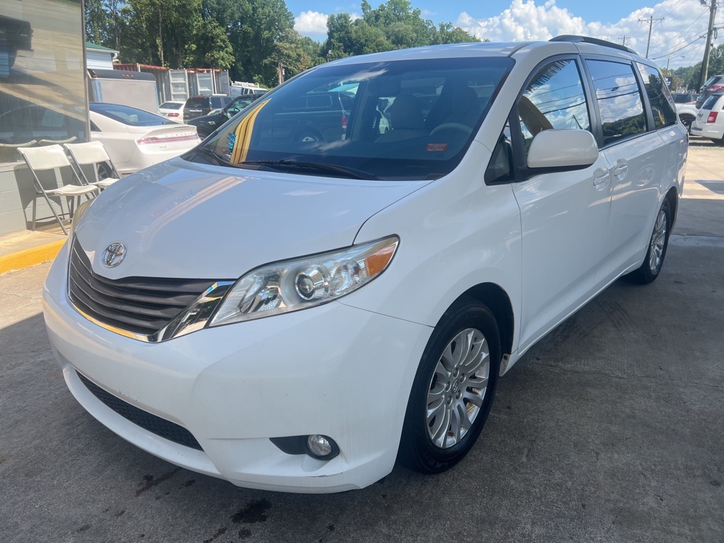 2011 TOYOTA SIENNA