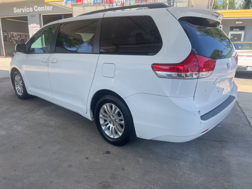 Photo 8 of this TOYOTA SIENNA