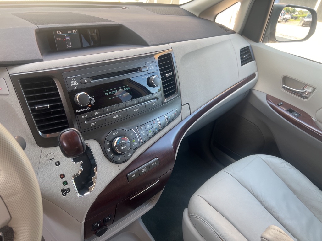 Photo 14 of this TOYOTA SIENNA