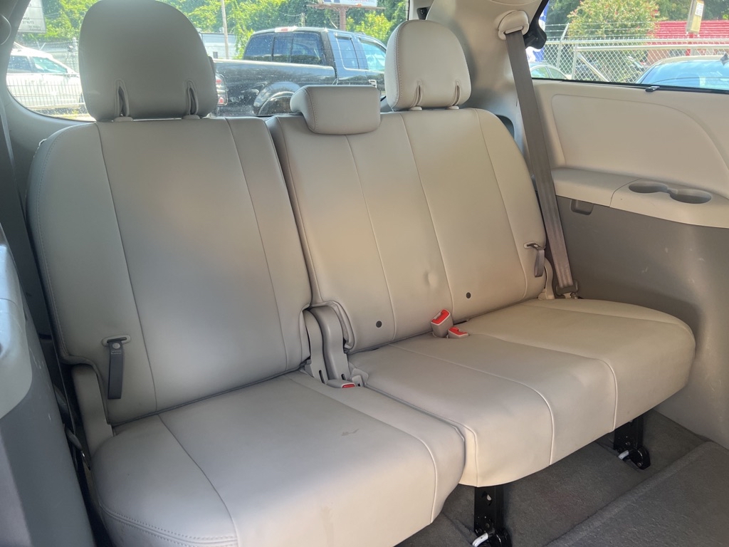 Photo 23 of this TOYOTA SIENNA