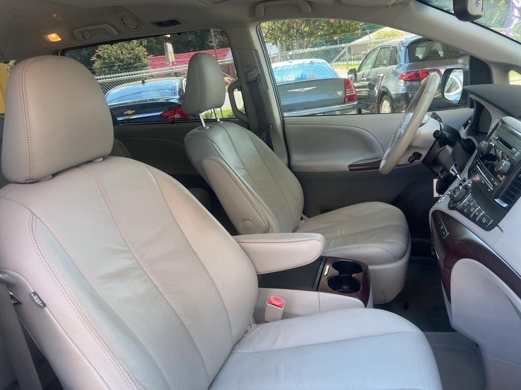 Photo 21 of this TOYOTA SIENNA
