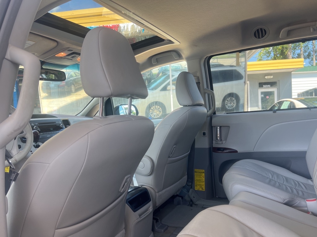 Photo 17 of this TOYOTA SIENNA
