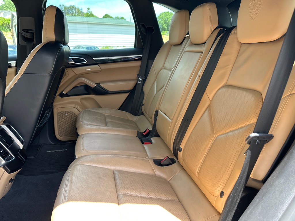 Photo 18 of this PORSCHE CAYENNE
