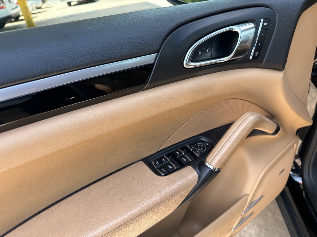 Photo 12 of this PORSCHE CAYENNE