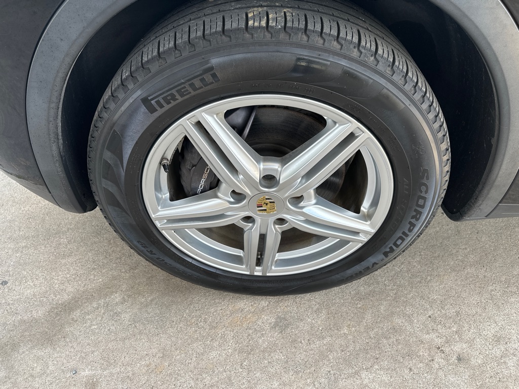 Photo 11 of this PORSCHE CAYENNE