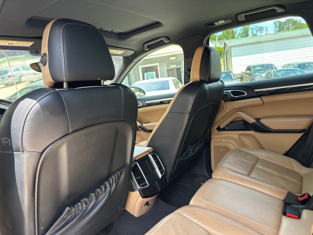 Photo 17 of this PORSCHE CAYENNE