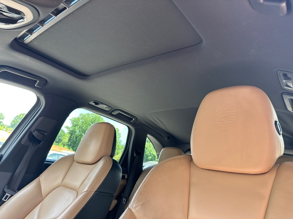 Photo 16 of this PORSCHE CAYENNE