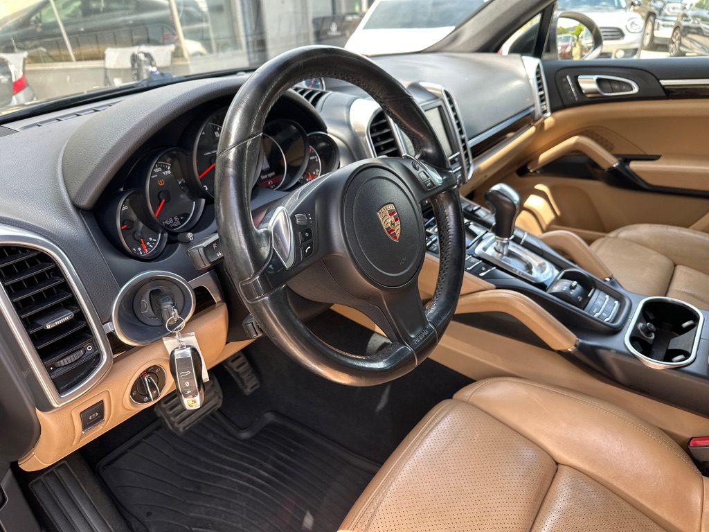 Photo 13 of this PORSCHE CAYENNE