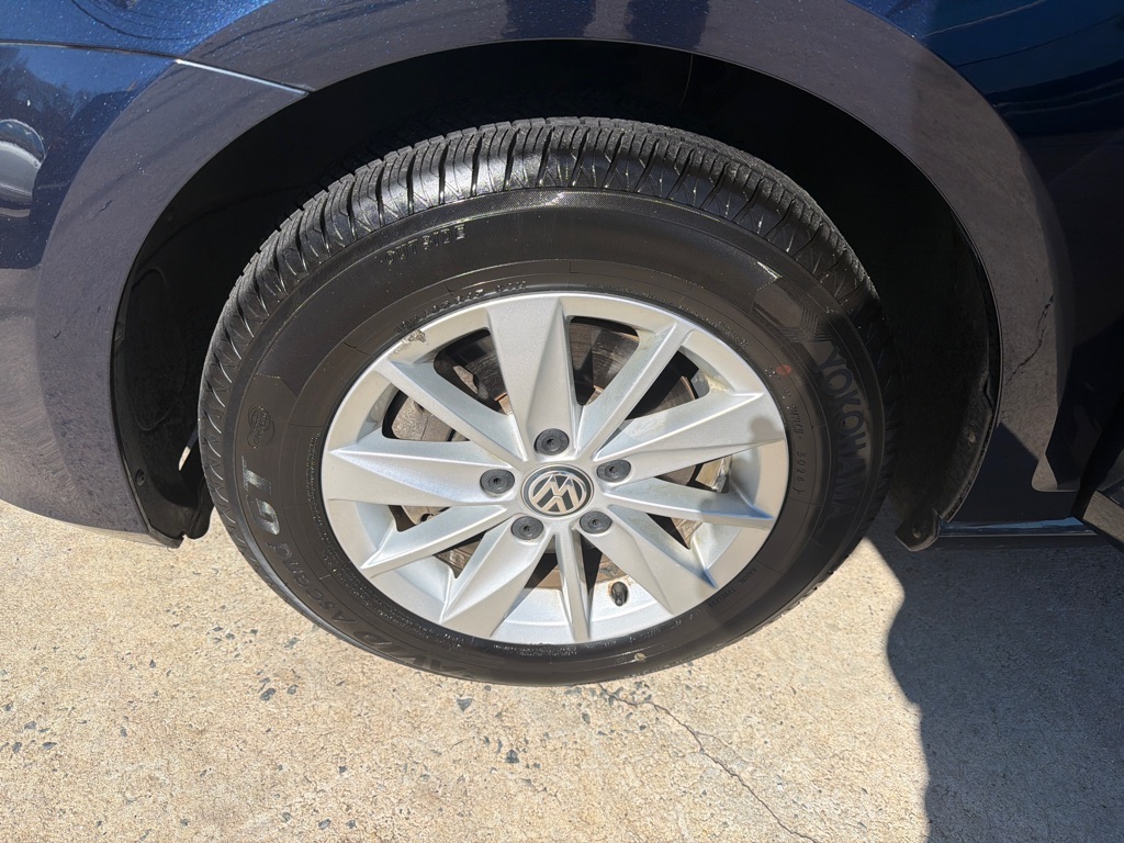 Photo 17 of this VOLKSWAGEN GOLF