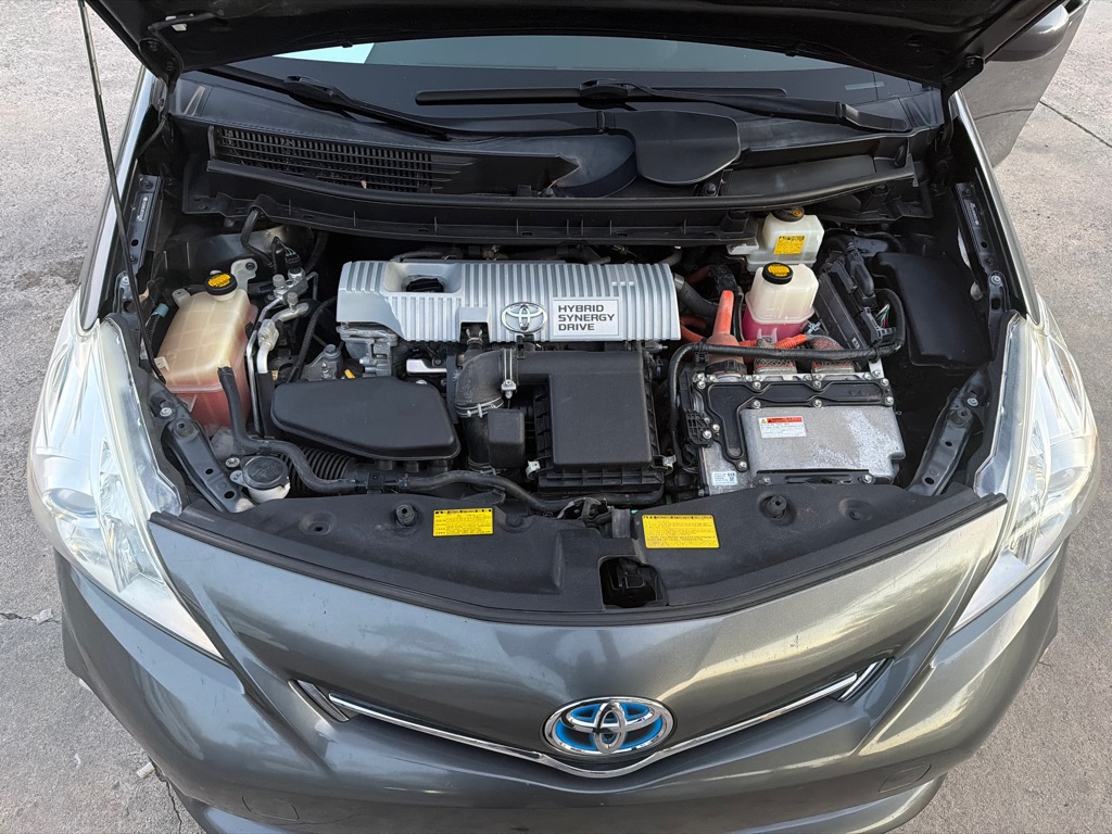 Photo 19 of this TOYOTA PRIUS V