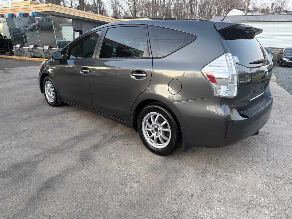 Photo 5 of this TOYOTA PRIUS V