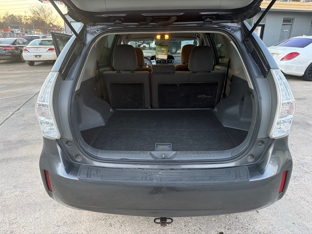 Photo 12 of this TOYOTA PRIUS V