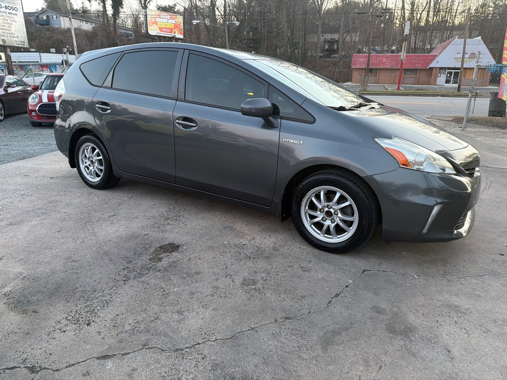 Photo 8 of this TOYOTA PRIUS V