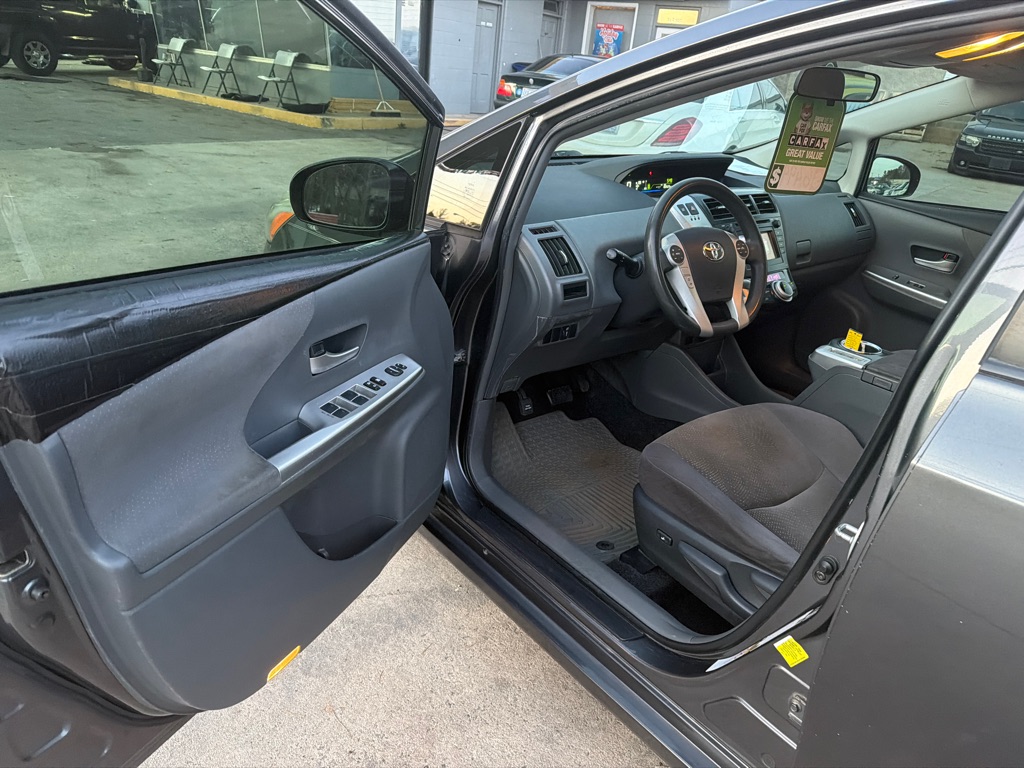 Photo 13 of this TOYOTA PRIUS V
