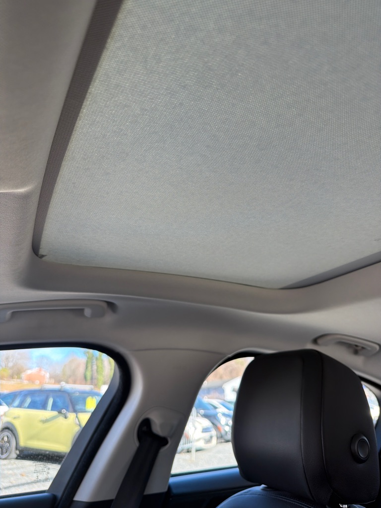 Photo 17 of this JAGUAR XE