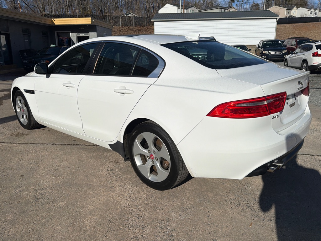 Photo 5 of this JAGUAR XE