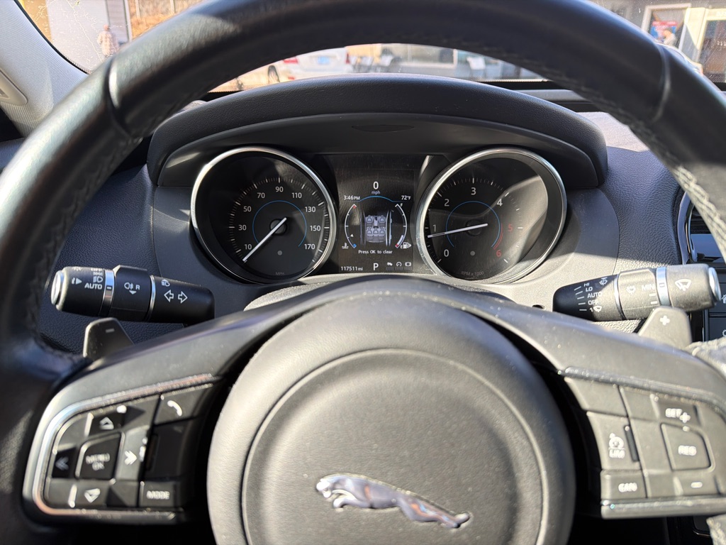 Photo 13 of this JAGUAR XE