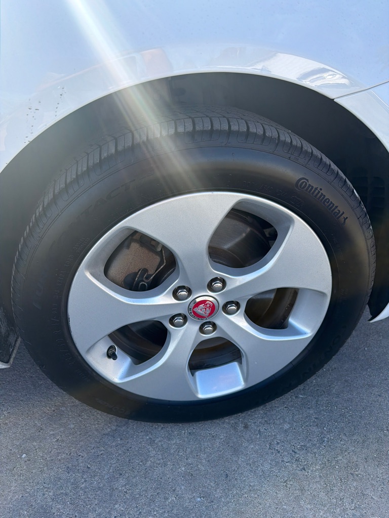 Photo 12 of this JAGUAR XE
