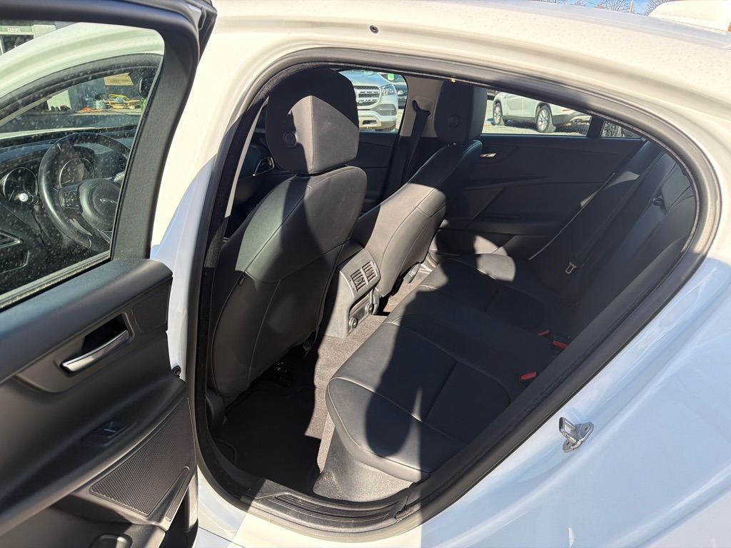 Photo 10 of this JAGUAR XE