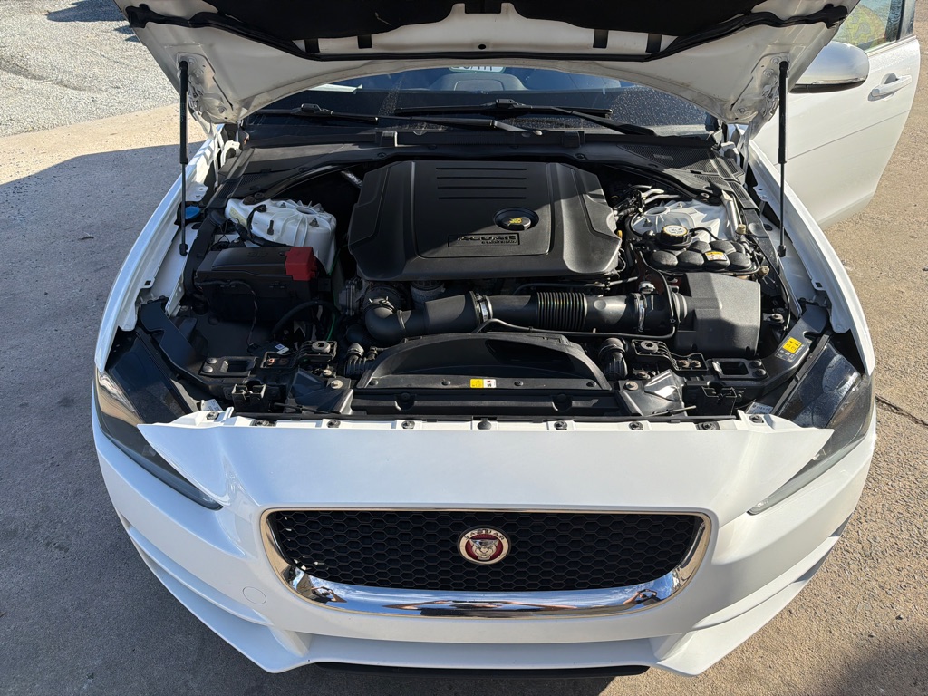 Photo 18 of this JAGUAR XE