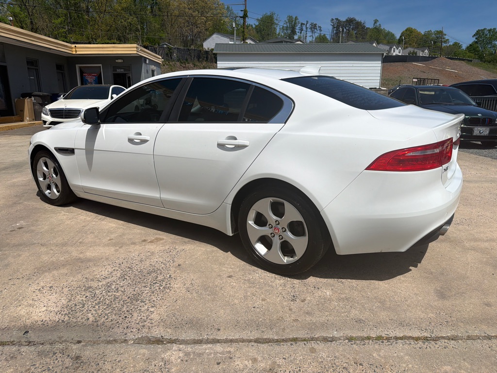 Photo 5 of this JAGUAR XE
