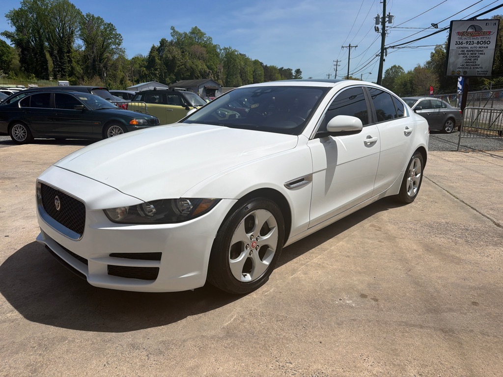 Photo 3 of this JAGUAR XE