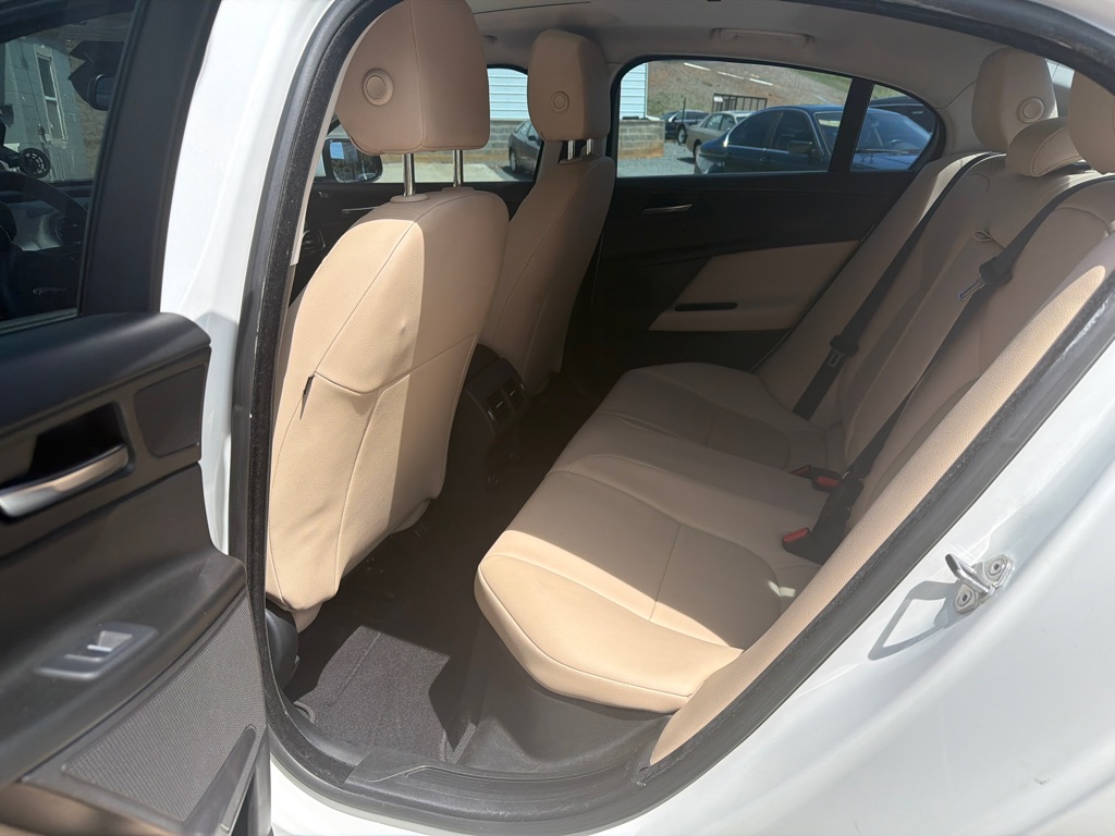 Photo 11 of this JAGUAR XE