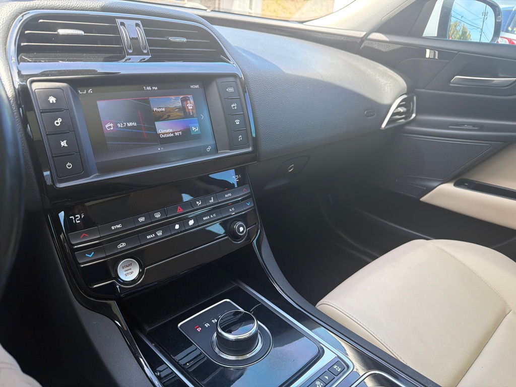 Photo 14 of this JAGUAR XE