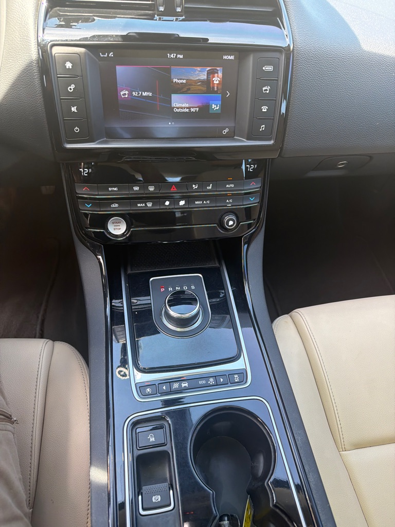 Photo 15 of this JAGUAR XE