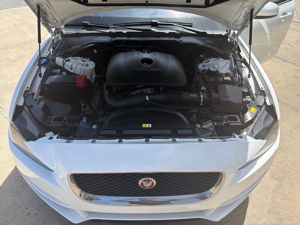 Photo 18 of this JAGUAR XE