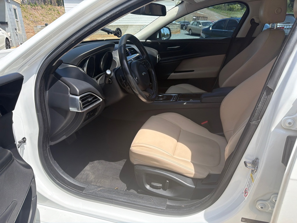 Photo 10 of this JAGUAR XE